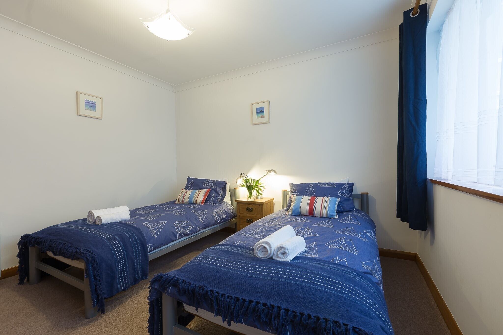 2 phòng ngủ, trang trí khác biệt 