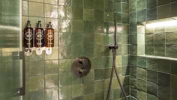 Appartement Familial, 2 chambres | Salle de bain | Douche, sĂšche-cheveux, serviettes fournies, savon