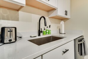 Apartment (1 Bedroom) | Interior - Quiet Franklin Apt: Close to Parks & Museums (Franklin)