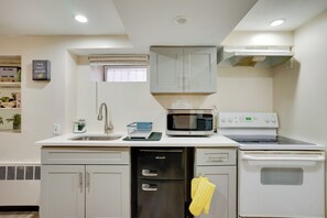 Apartment (1 Bedroom) | Interior - 1 Mi to UBS Arena! Pet-friendly Elmont Apartment (Elmont)