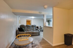 Apartment (1 Bedroom) | Interior - 1 Mi to UBS Arena! Pet-friendly Elmont Apartment (Elmont)