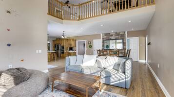 House (5 Bedrooms) | Interior