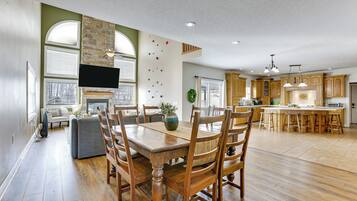 House (5 Bedrooms) | Interior