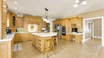 House (5 Bedrooms) | Interior