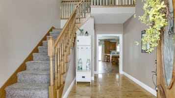 House (5 Bedrooms) | Interior