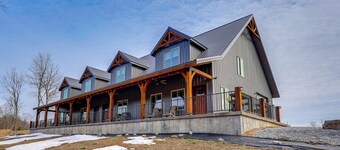 Riverside Galena Hideaway w/ Grills & Picnic Area