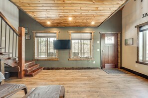 Apartment (0 Bedroom) | Interior - Eagle Viewing & Grill Station: James River Retreat (Galena)