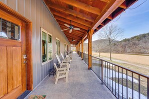 Apartment (0 Bedroom) | Interior - Eagle Viewing & Grill Station: James River Retreat (Galena)