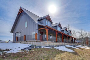 Apartment (0 Bedroom) | Interior - Eagle Viewing & Grill Station: James River Retreat (Galena)