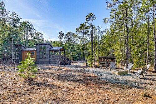 Fire Pit, Deck! Modern Tiny Home in Piney Woods