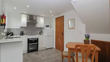 Keittoastiat/astiat/ruokailuvälineet