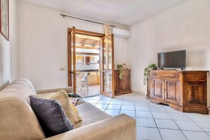 TV - Baia Apartments Trilo 6 D3/E2 SEA VIEW (Marinella)