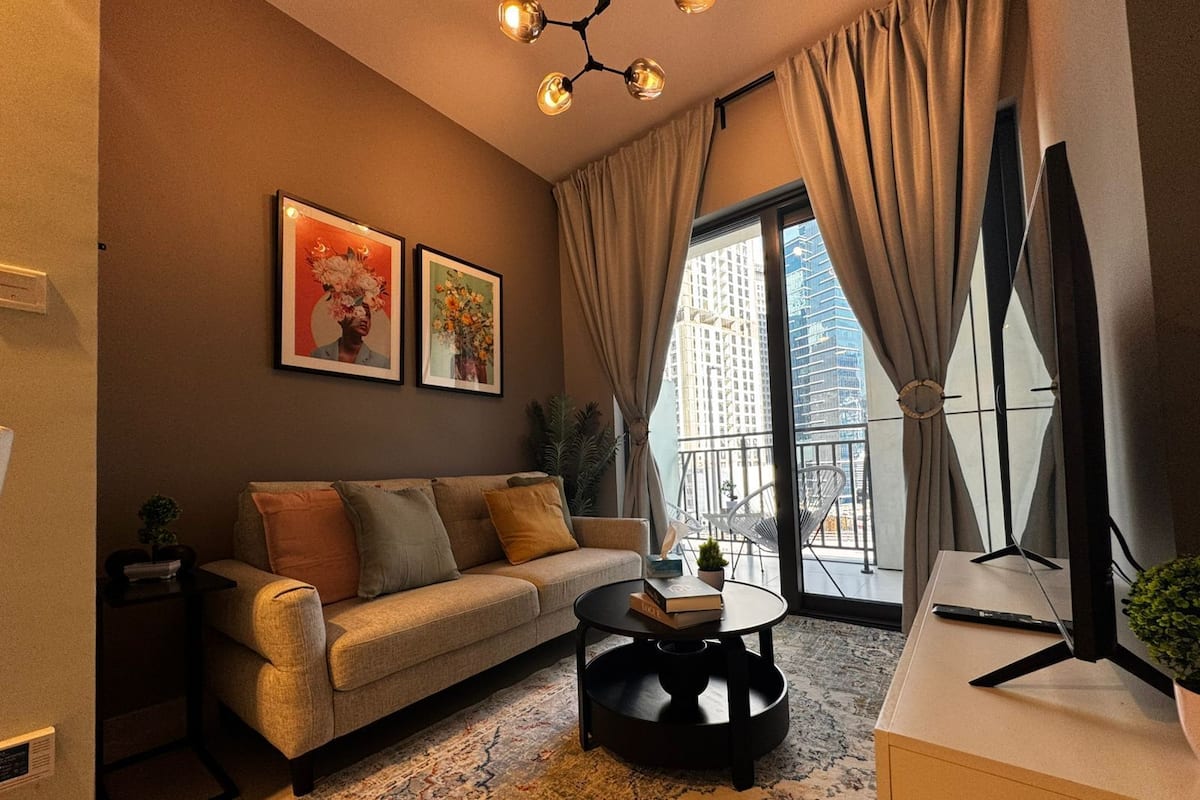 デラックス スタジオ レイクビュー | リビング エリア | 64 インチのLED テレビ (衛星放送視聴可)