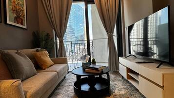 Studio Deluxe, vue lac | Coin séjour | Télévision LED de 64 pouces avec chaßnes par satellite