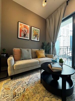 Ein modernes Wohnzimmer mit einer Couch, einem Couchtisch und zwei gerahmten floralen Bildern an der Wand.