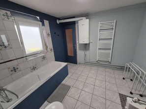 Bathroom - Charming House in Berck-Plage, 2 Bedrooms, WiFi Included (Berck-Plage)