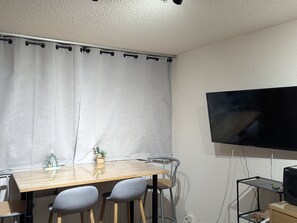 Dining - Sunny studio for 4 with balcony, lake view, and WiFi (Besse-et-Saint-Anastaise-Super Besse)