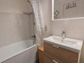 Bathroom - Sunny studio for 4 with balcony, lake view, and WiFi (Besse-et-Saint-Anastaise-Super Besse)