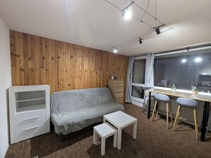 TV - Sunny studio for 4 with balcony, lake view, and WiFi (Besse-et-Saint-Anastaise-Super Besse)