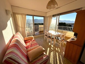 TV - 4 Person Apartment with Parking, Sea and Mountain Views (Argelès-sur-Mer)