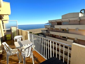 Outdoor dining - 4 Person Apartment with Parking, Sea and Mountain Views (Argelès-sur-Mer)