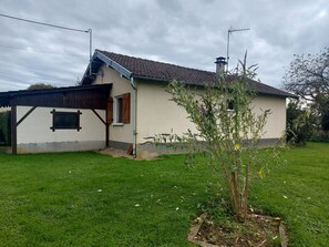 Property grounds - Charming House in Venisey - Tranquility and Pets Allowed (Venisey)