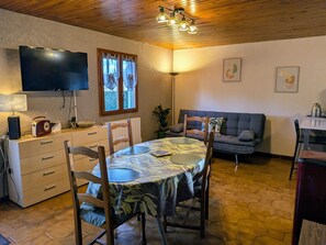 Interior - Charming House in Venisey - Tranquility and Pets Allowed (Venisey)