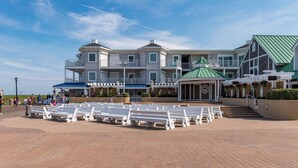 Ein großes, mehrstöckiges Hotel mit überdachter Außenbereich und weißen Bänken.