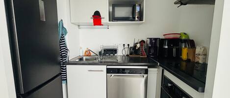 Køleskab, mikrobølgeovn, ovn, kogeplade