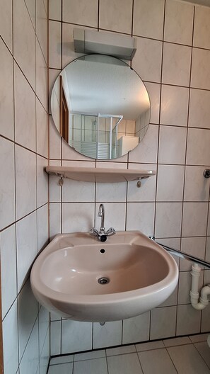 Douche, serviettes fournies, papier toilette