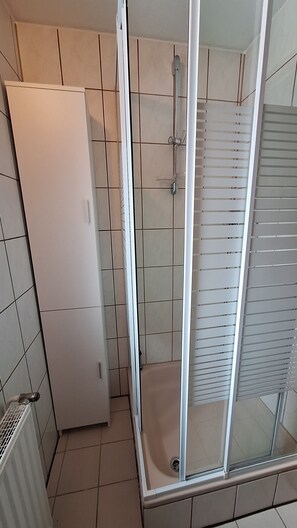シャワー、タオル、トイレットペーパー