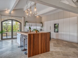 Fridge, microwave, oven, stovetop - Contemporary House with Pool in Maussane (Maussane-les-Alpilles)