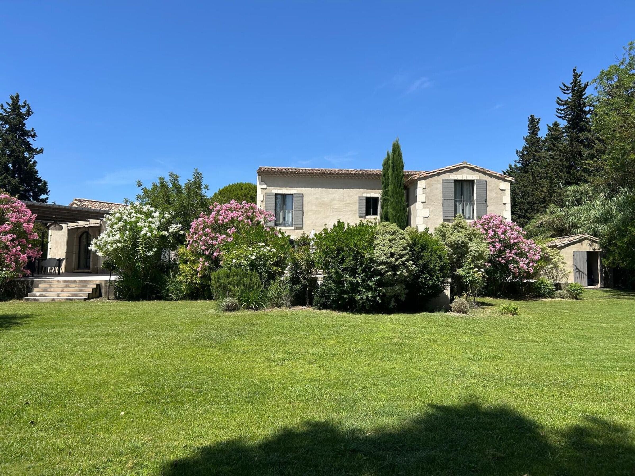 Una casa de dos pisos con un jardín delantero.