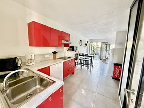 Fridge, microwave, oven, stovetop - Bright house with AC, terrace & parking, close to beach (Lecci)