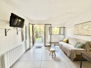 TV - Bright house with AC, terrace & parking, close to beach (Lecci)