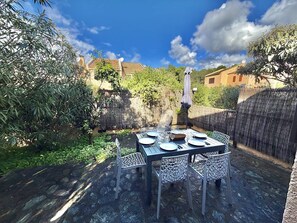 Outdoor dining - Bright house with AC, terrace & parking, close to beach (Lecci)