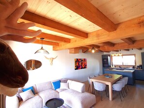 TV - 3-Bedroom Ski-In Chalet with Parking & Wifi (La Clusaz)