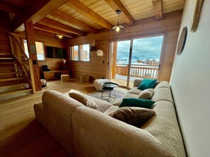 TV - 3-Bedroom Ski-In Chalet with Parking & Wifi (La Clusaz)