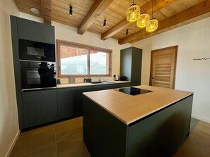 Fridge, microwave, oven, dishwasher - 3-Bedroom Ski-In Chalet with Parking & Wifi (La Clusaz)