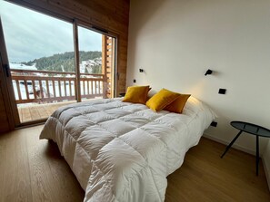 3 bedrooms, free WiFi - 3-Bedroom Ski-In Chalet with Parking & Wifi (La Clusaz)