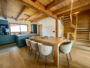 Dining - 3-Bedroom Ski-In Chalet with Parking & Wifi (La Clusaz)