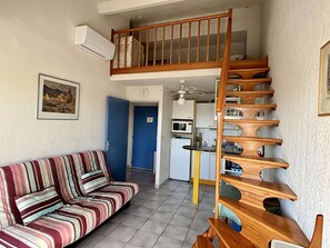 Living area - Charming T2 in Argelès-sur-Mer with Air Con and Parking, near beaches (Argelès-sur-Mer)