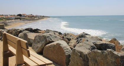 3-room house, enclosed garden, near beach, Wi-Fi, pets welcome