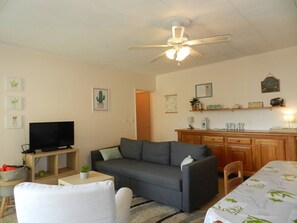 TV - Spacious Apt 4 ppl with pool near beach (Le Lavandou)