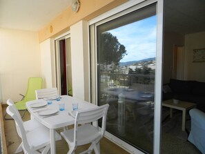 Outdoor dining - Spacious Apt 4 ppl with pool near beach (Le Lavandou)