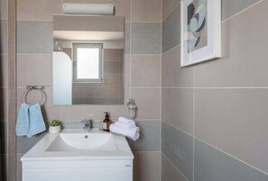 Een douche, een haardroger, handdoeken, shampoo