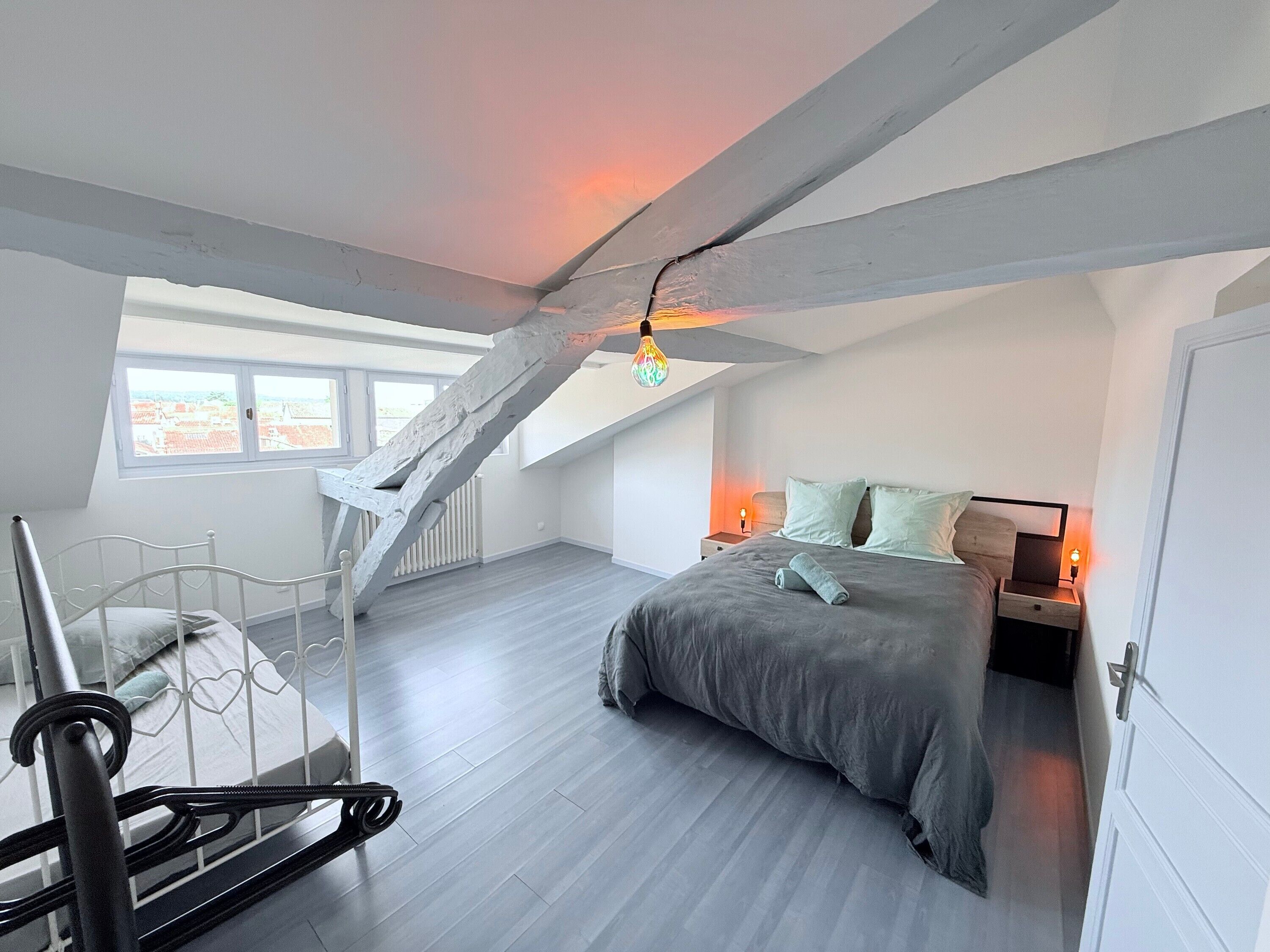 Tabla de planchar con plancha, wifi, ropa de cama