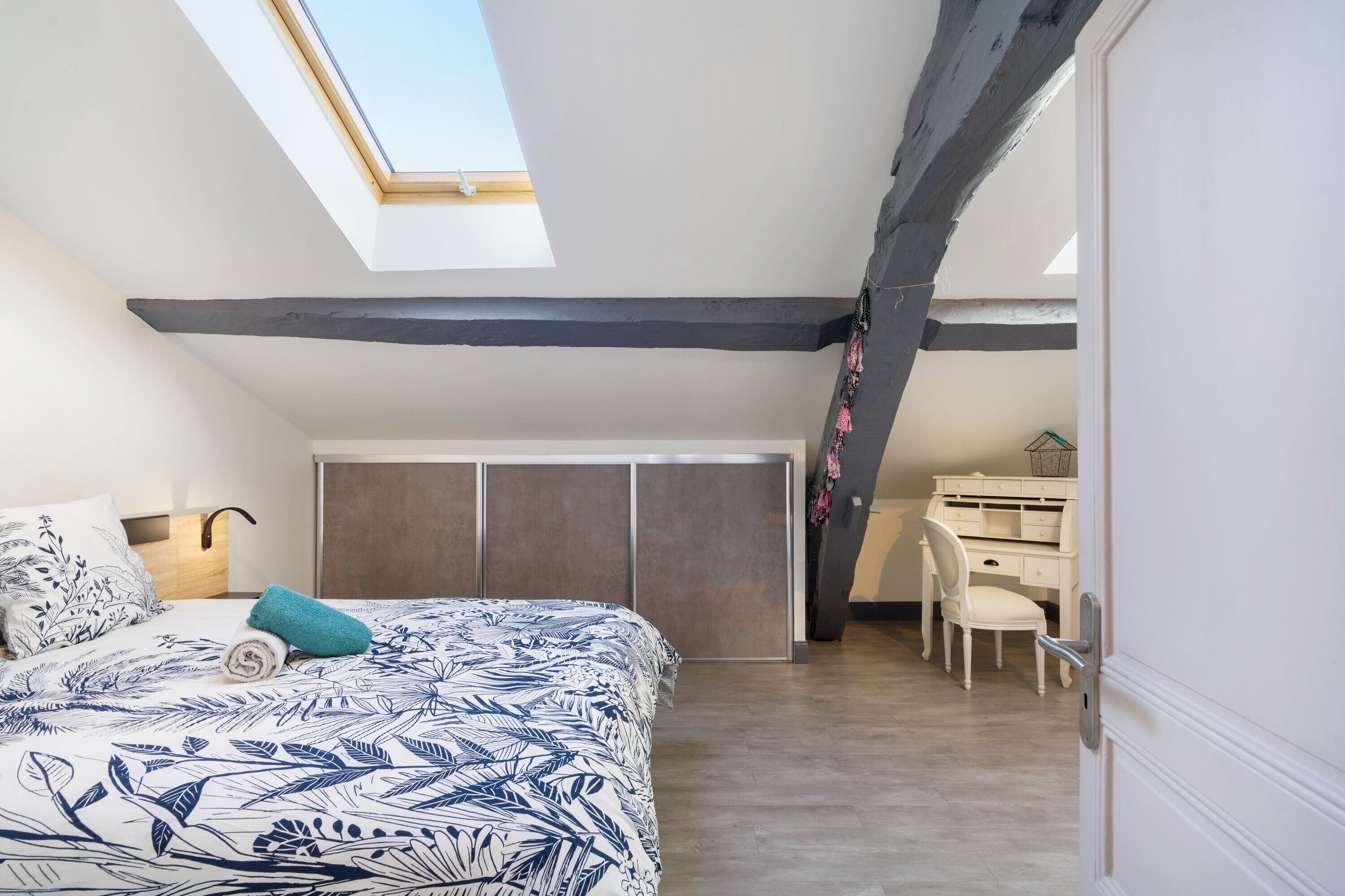 Een strijkplank/strijkijzer, wifi, beddengoed