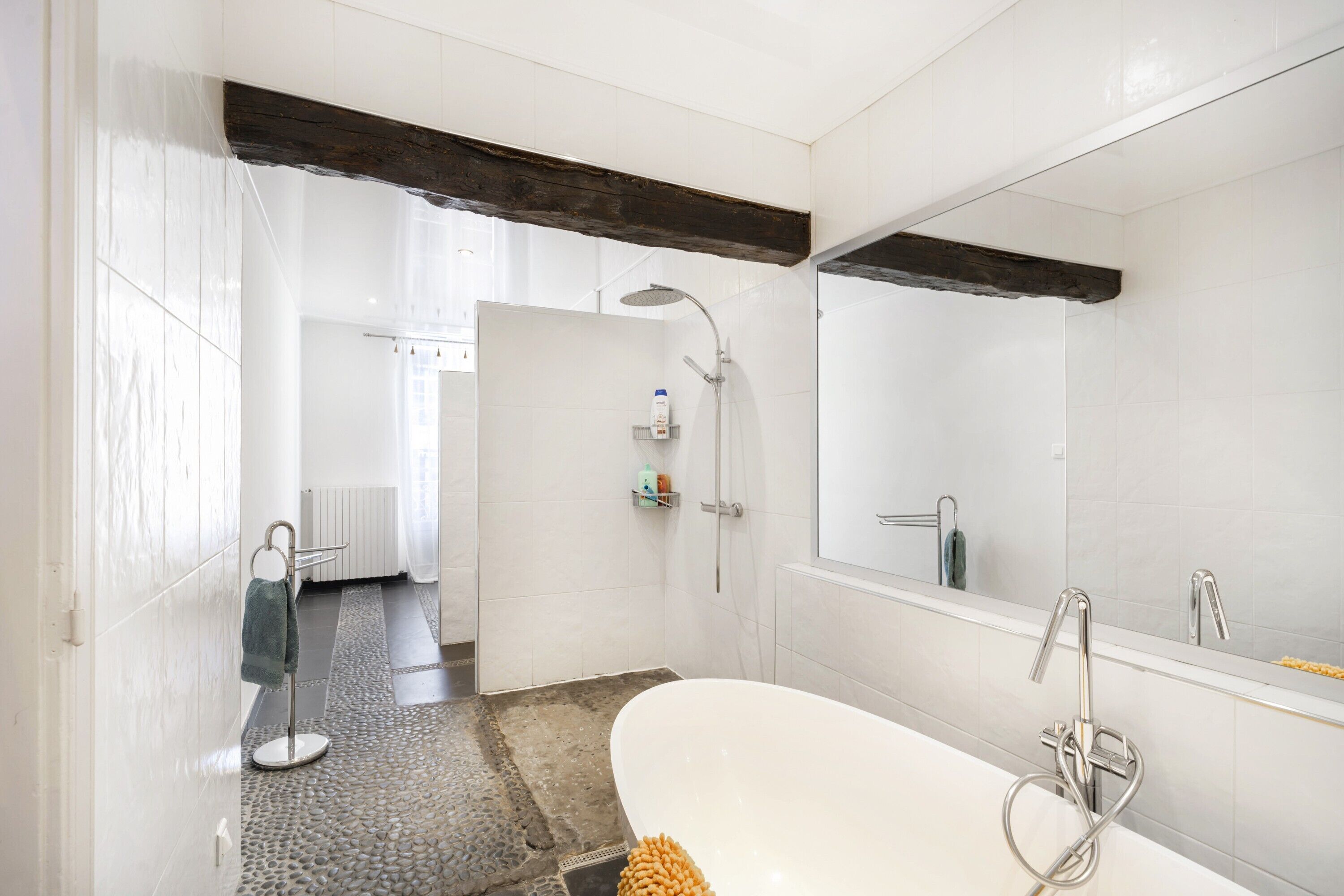 Douche, séchoir à cheveux, serviettes fournies