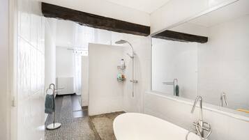 Douche, séchoir à cheveux, serviettes fournies